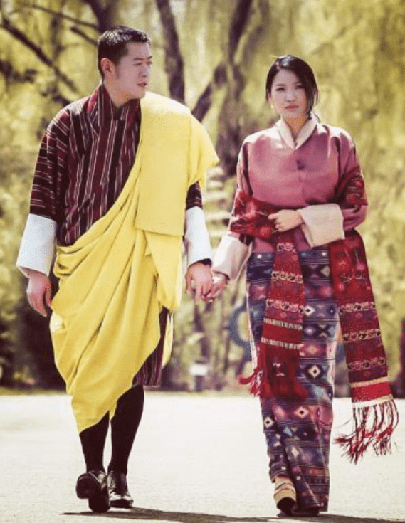 21岁不丹王后，大婚戴绣花王冠比钻石王冠还高贵，用美貌掩饰寒酸