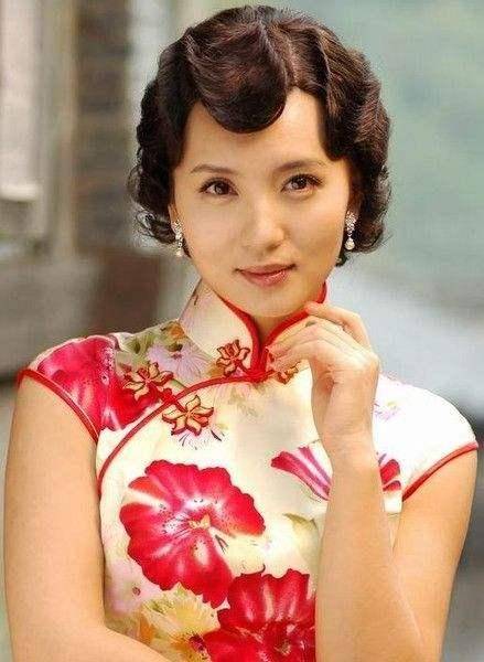 小龙女|旗袍才是真的美，杨幂刘亦菲穿上后气质立变，倪妮比较与众不同！