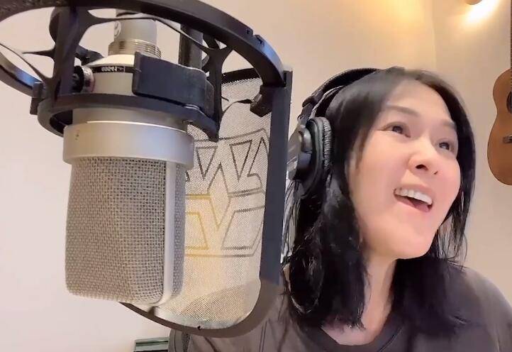 刘若英|刘若英高调为河南加油打call,穿T恤唱歌助威,素颜婴儿肌没毛孔