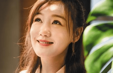 胡歌还是没能瞒住,隐瞒多年的恋情被公开,记者卓伟是怎么说的?_薛佳颖