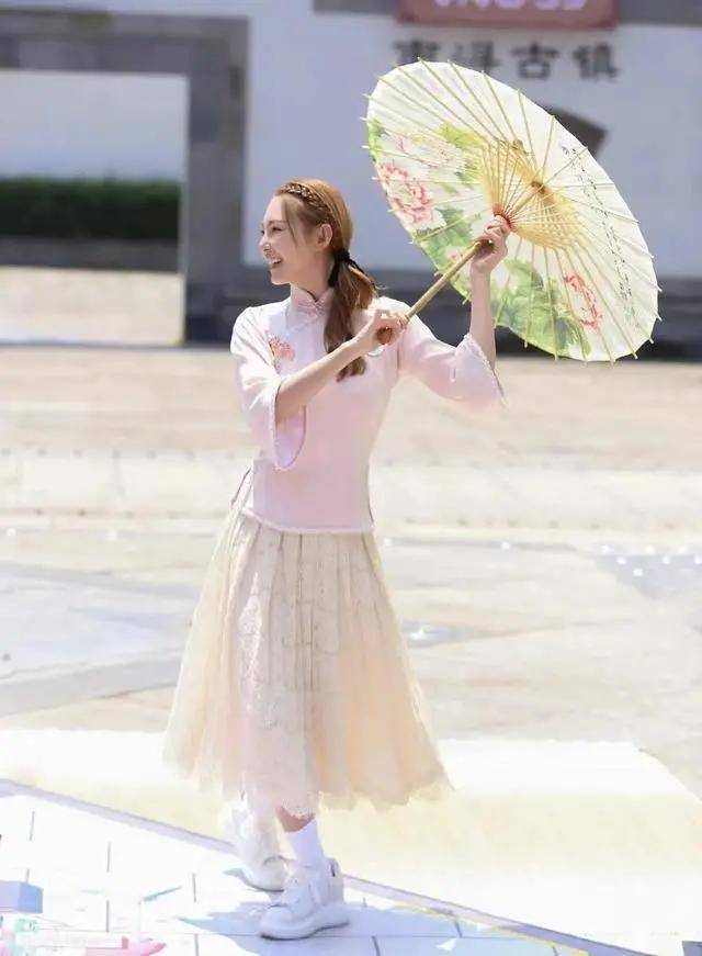 张雨绮|《快本》上旗袍大比拼，究竟是张雨绮赢了，还是吴昕赢了？