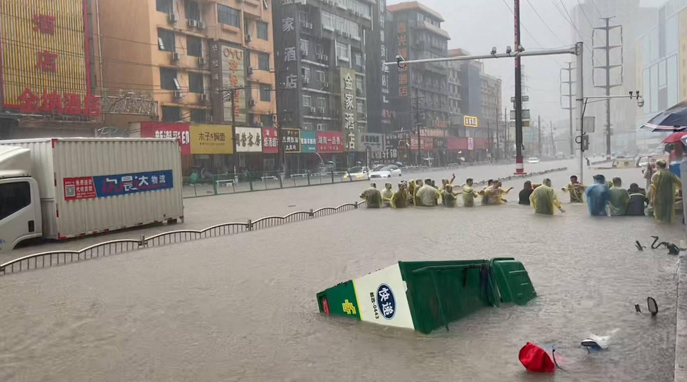 暴雨致郑州地铁全线停运 12人死亡5人受伤_疏散