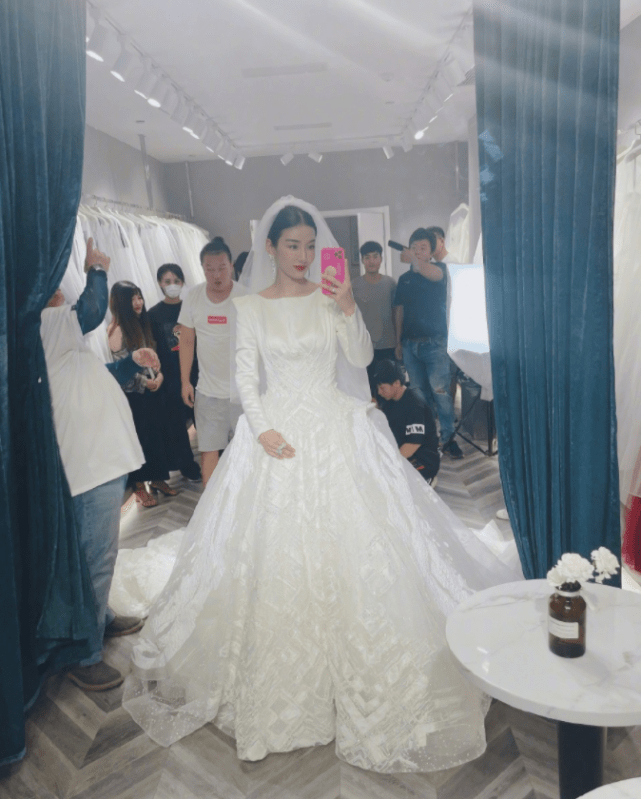 直角|43岁黄奕自嘲老要嫁人!穿白婚纱涂烈焰红唇美回巅峰,气质状态佳