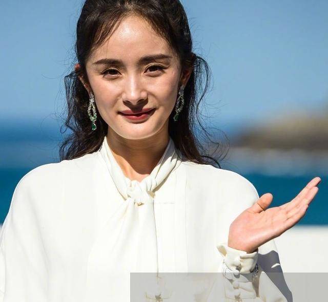 状态|杨幂跟素人合影被碾压，自己都老得装不下去了，素人还很清纯！