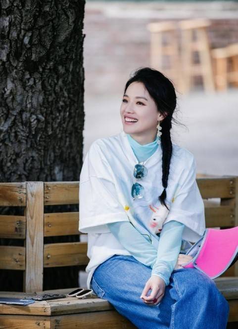 黑色|舒淇这身材不做超模真可惜,穿3D羽毛裙拍杂志,摩登又高级感十足?