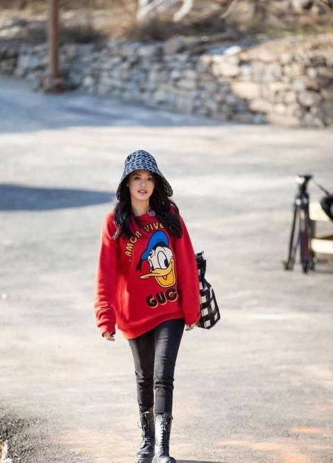 黑色|舒淇这身材不做超模真可惜,穿3D羽毛裙拍杂志,摩登又高级感十足?