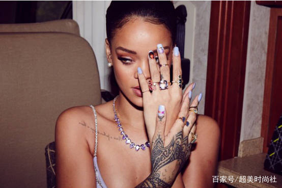Rihanna|日婆蕾哈娜skr人才，把机车搬上秀场还不过瘾现成“内衣贩子”？