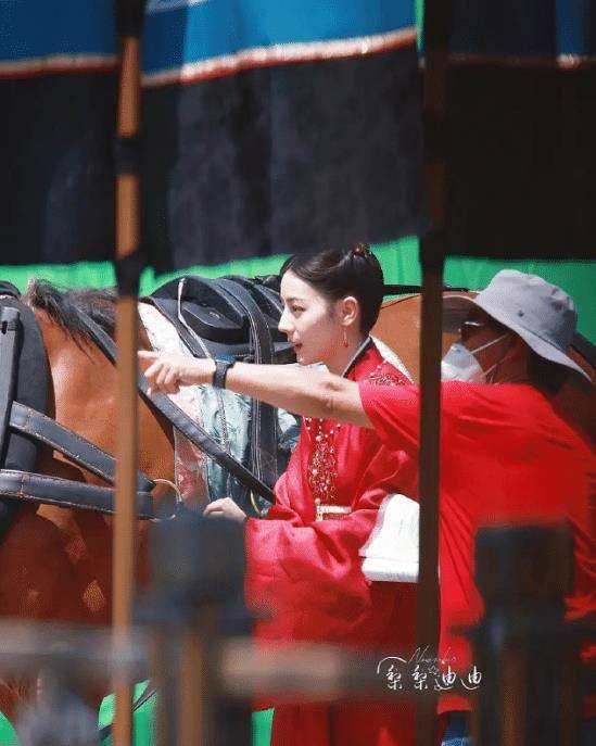 疲态|迪丽热巴新路透出炉！红色长袍造型好惊艳，顶烈日拍摄神情显疲态
