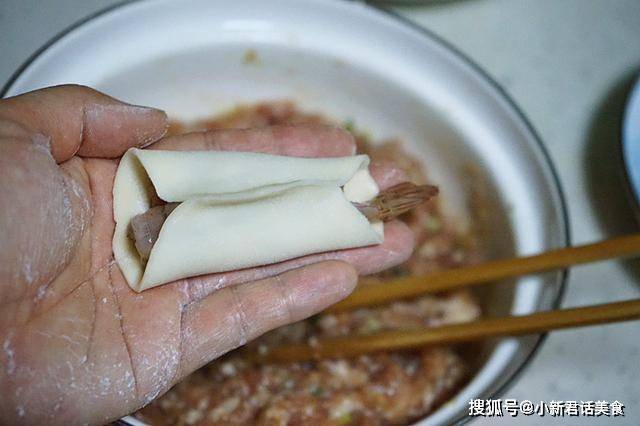 做法|早餐这样吃孩子再也不赖床了，一口一只虾的锅贴，好吃到停不下来