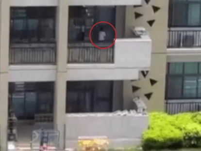 因为|幼儿园老师将孩子反锁阳台，安全问题难以保障，家长看后追悔莫及