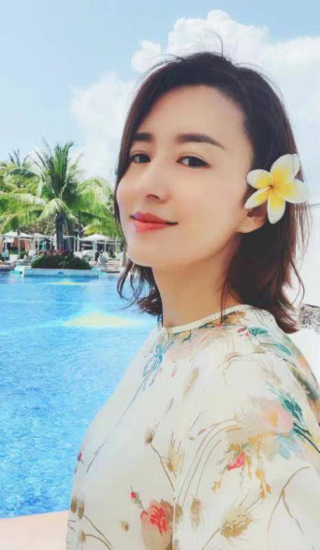 亮点|著名主持人张蕾魅力全开！穿一件真丝的材质印花裙，减龄又时髦