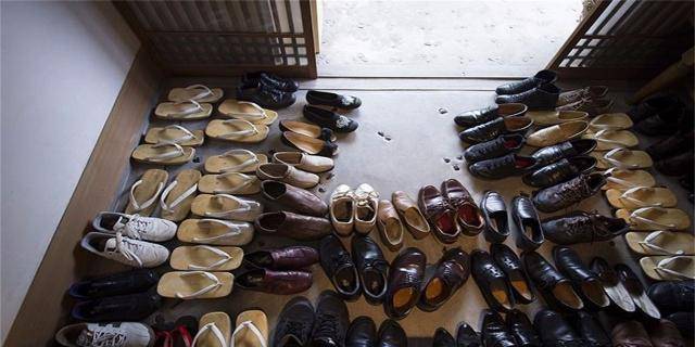 日本人到室内要脱鞋,遇到有人脚臭怎么办?日本小姐姐说出了方法_鞋子