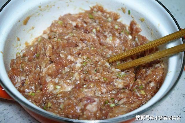 做法|早餐这样吃孩子再也不赖床了，一口一只虾的锅贴，好吃到停不下来