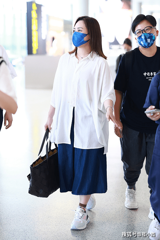 钟欣潼|阿娇钟欣潼是放弃了身材管理吗？一身宽松穿搭真遮肉，还挺时髦