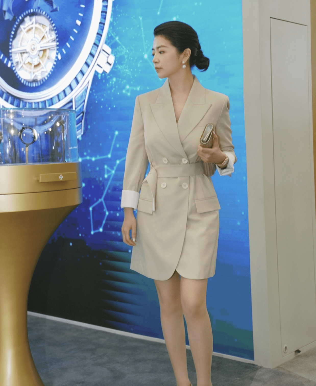 对比色|每天上班不知道穿什么？学三木简约的气质穿搭，做职场时髦打工人