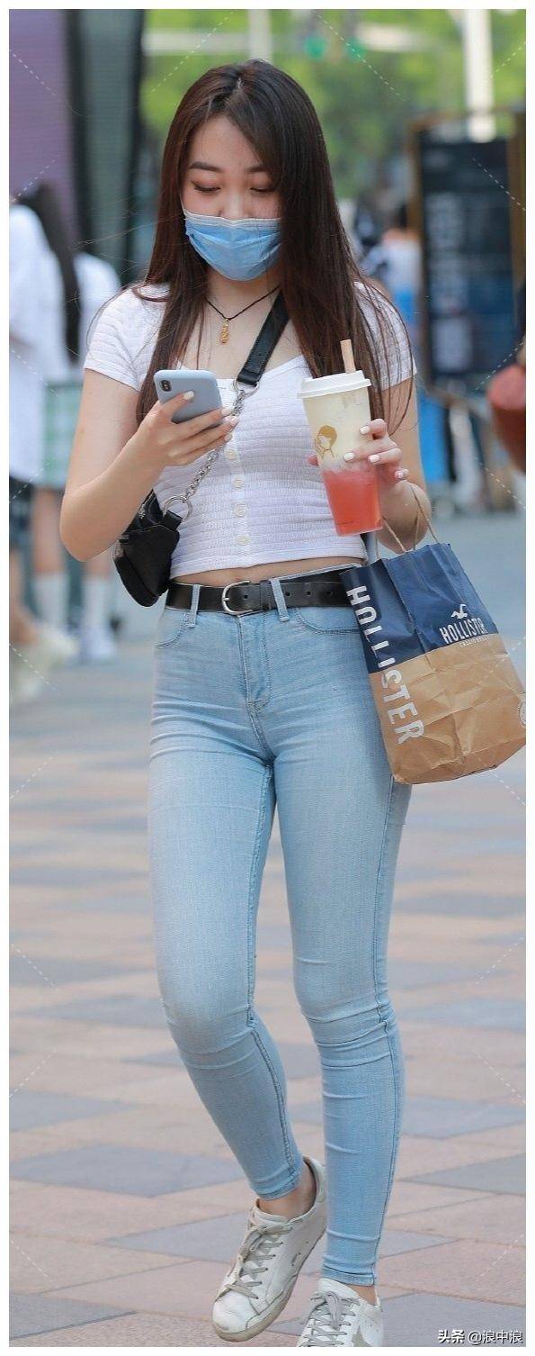面料|美女穿军绿色的短风衣，显得清凉舒适，减龄又美丽