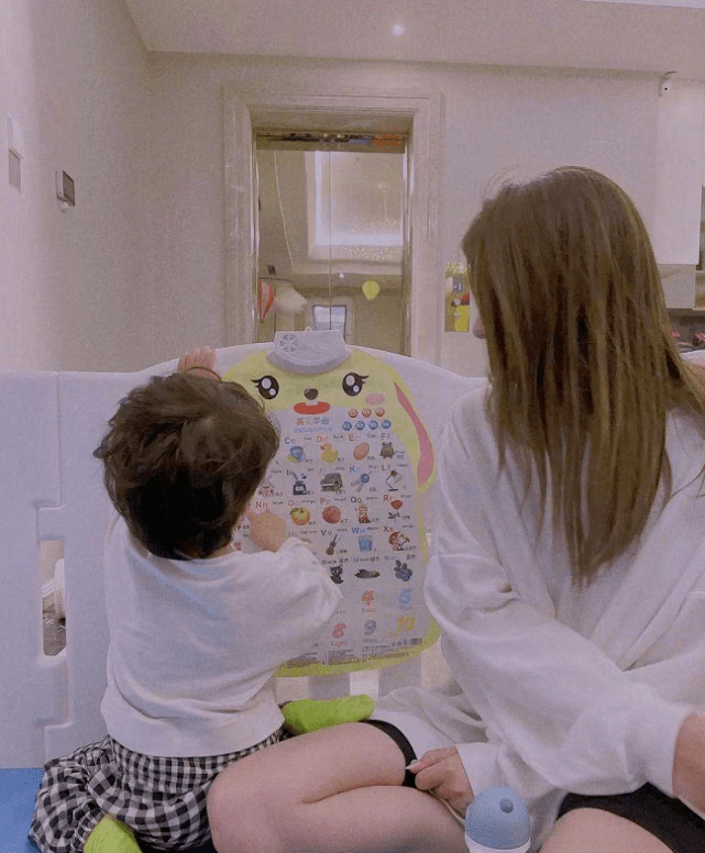 披萨|麦迪娜孕晚期状态好，被2岁儿子天天夸漂亮，大赞丹尼尔又暖又帅？