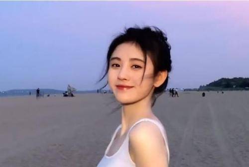 黑色|鞠婧祎挑战儿童背心,没修图下的真实腰围,终于信她只有76斤了!