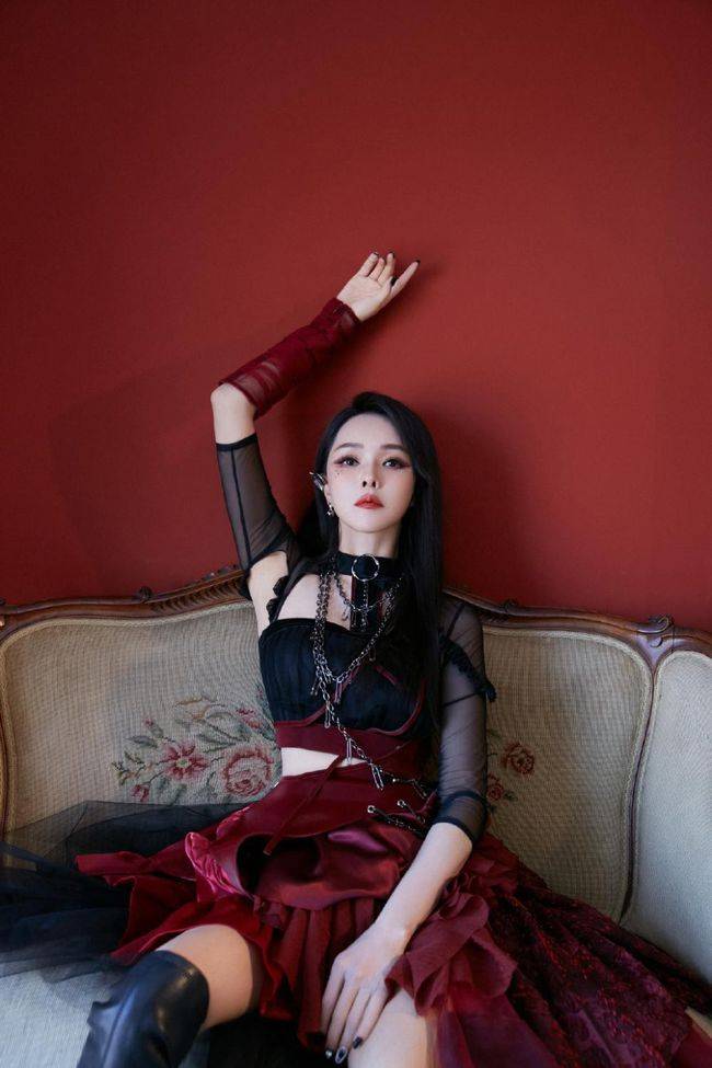 采用的|伊能静居然是60后,妖娆妆容穿个性连衣裙,说是女团也没违和感