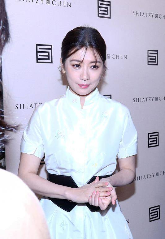 保养|明星保养都挺好，年近50的贾静雯身穿白裙，干净清爽有气质