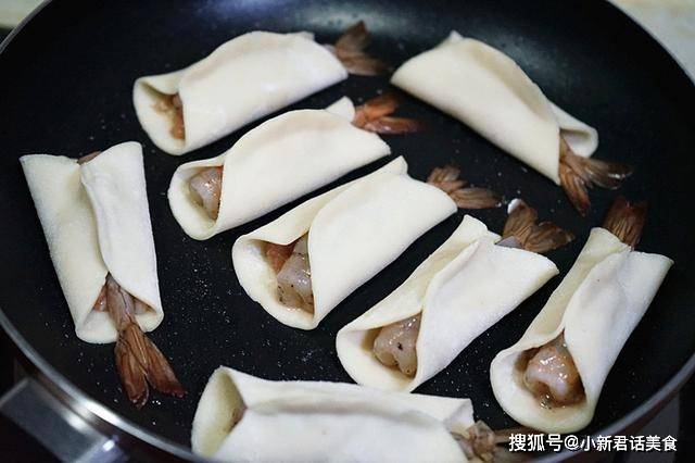 做法|早餐这样吃孩子再也不赖床了，一口一只虾的锅贴，好吃到停不下来