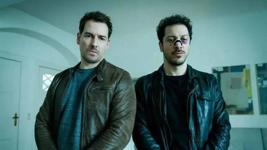 那么德语君就来为你介绍一下故事的来源： 《柏林之狗》（dogs of berlin）。《柏林之狗》属