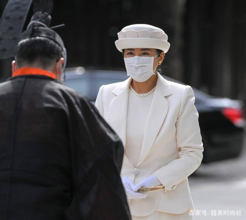 配饰|日本雅子皇后穿一身白亮相,戴珍珠配饰显优雅,被86岁婆婆抢风头