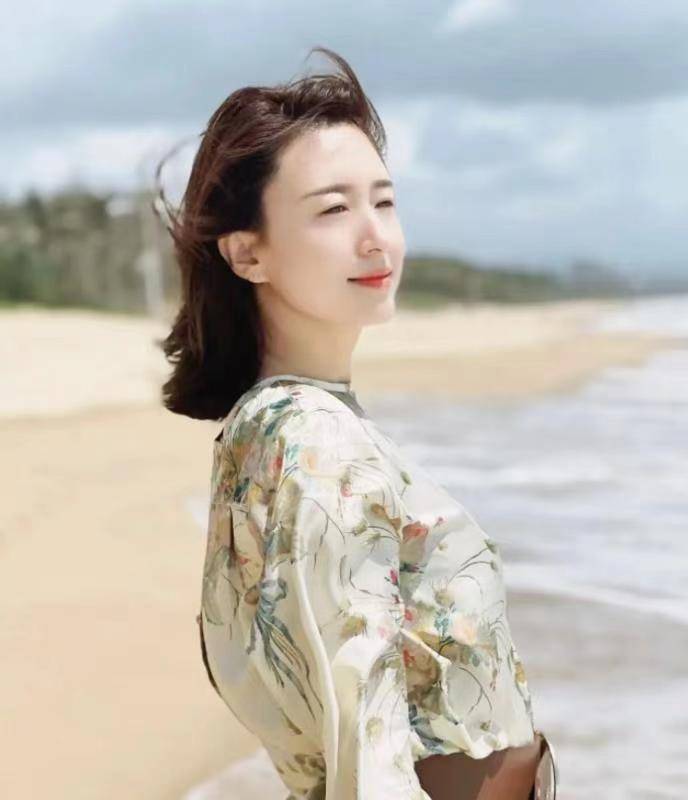 亮点|著名主持人张蕾魅力全开！穿一件真丝的材质印花裙，减龄又时髦