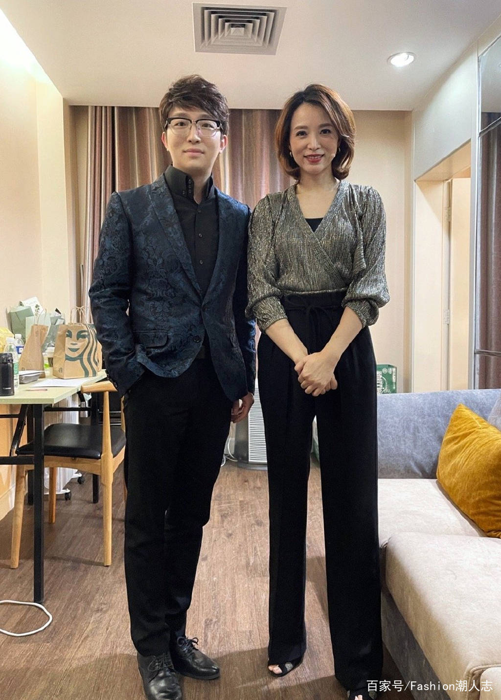 黑色|董卿《朗读者3》造型曝光！衬衫+高腰裤、西装，教你如何穿高级