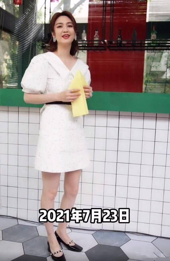 短裙|洪欣穿短裙出镜,美颜后50岁也这么年轻漂亮,但都是假象不真实!