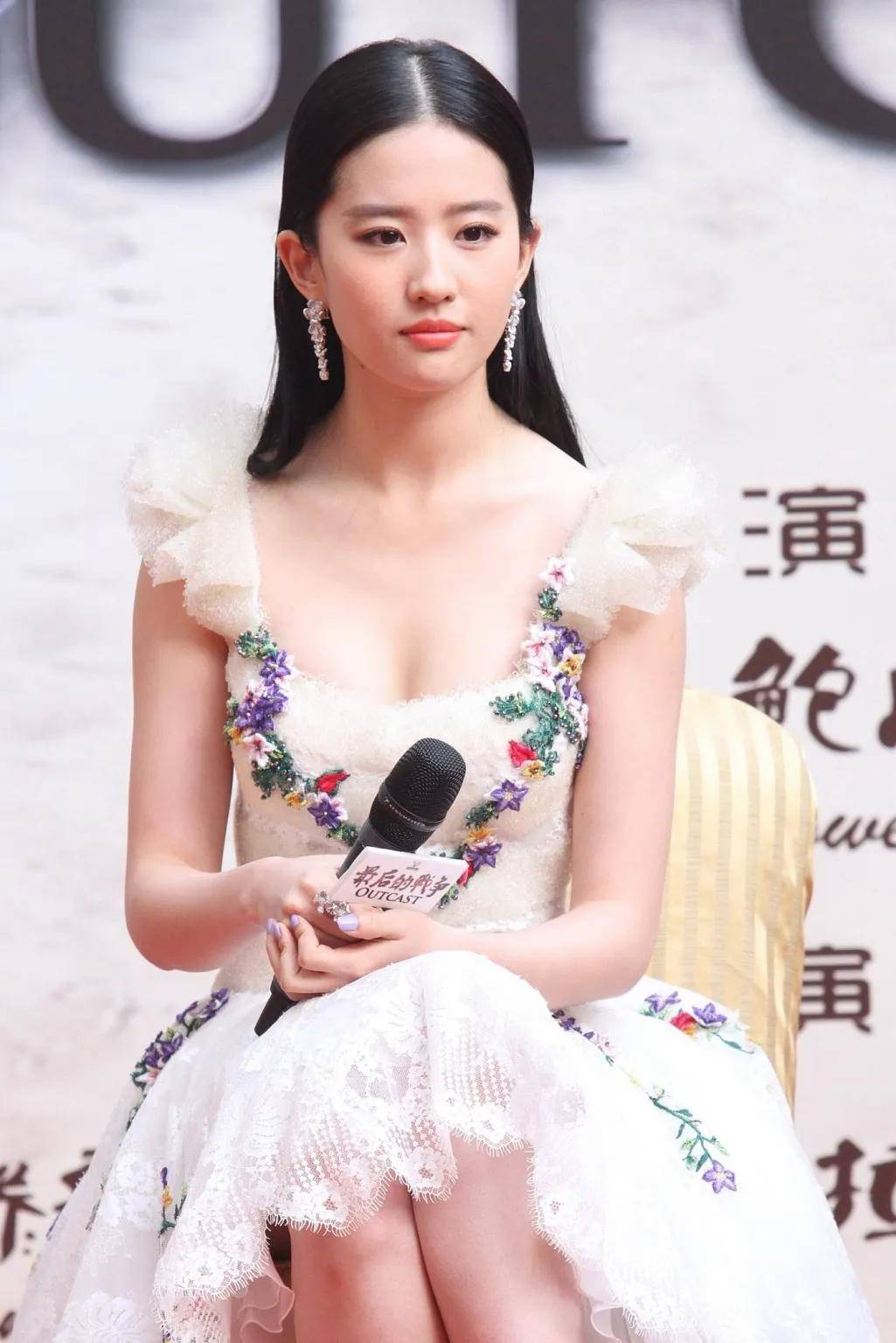 视觉|连衣裙不会挑？ 学会这三招让你美得毫不费力！