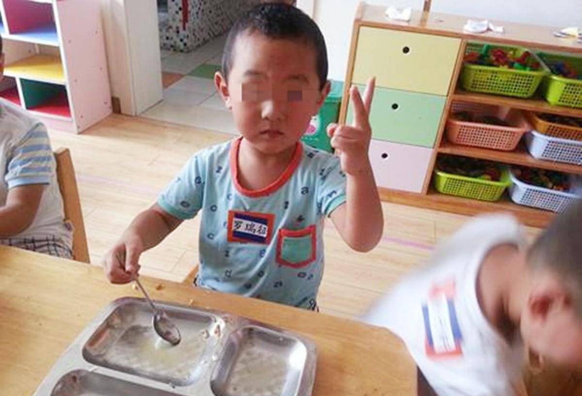 午餐|4岁儿子总说幼儿园饭菜好吃，看到老师发的午餐照片，我惊呆了
