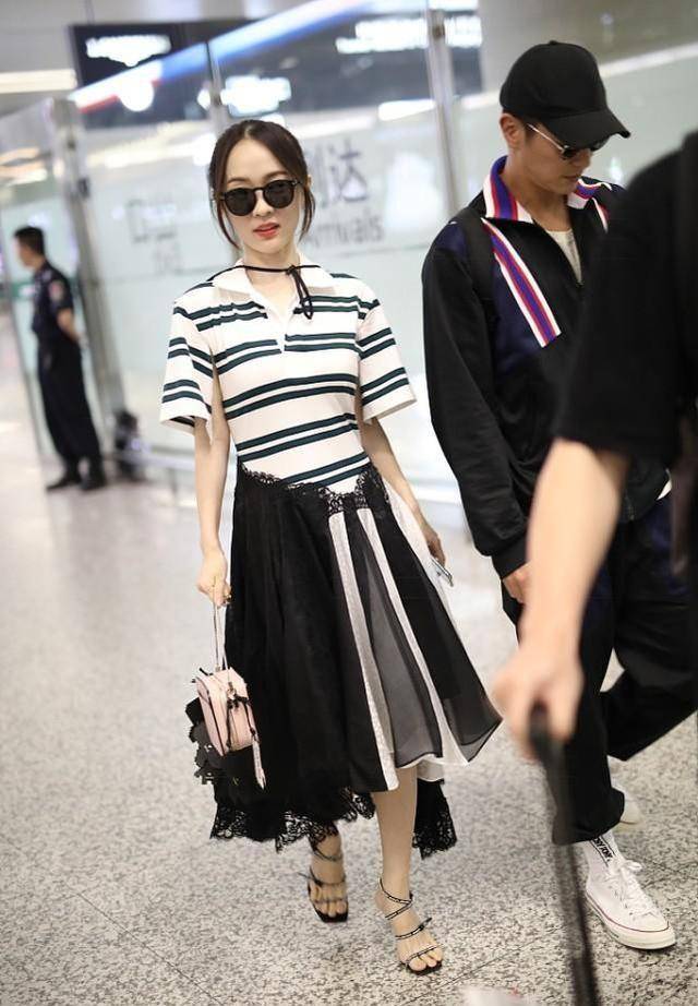 颜色|霍思燕夫妇镜头前秀恩爱,走到哪都要手牵手,还起穿同款条纹装