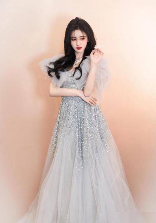 黑色|鞠婧祎挑战儿童背心,没修图下的真实腰围,终于信她只有76斤了!