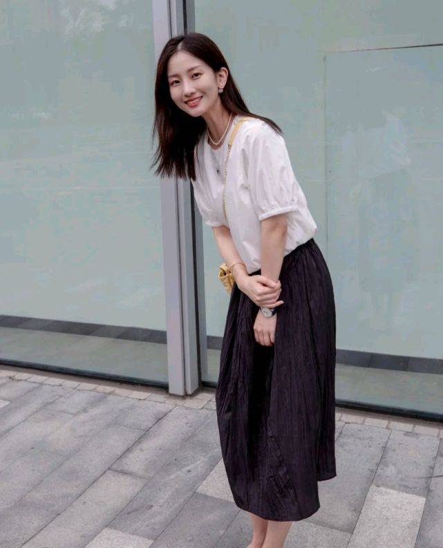 女生|怎么打扮才能变成温柔女孩？合理搭配半身裙，轻松呈现温柔气质