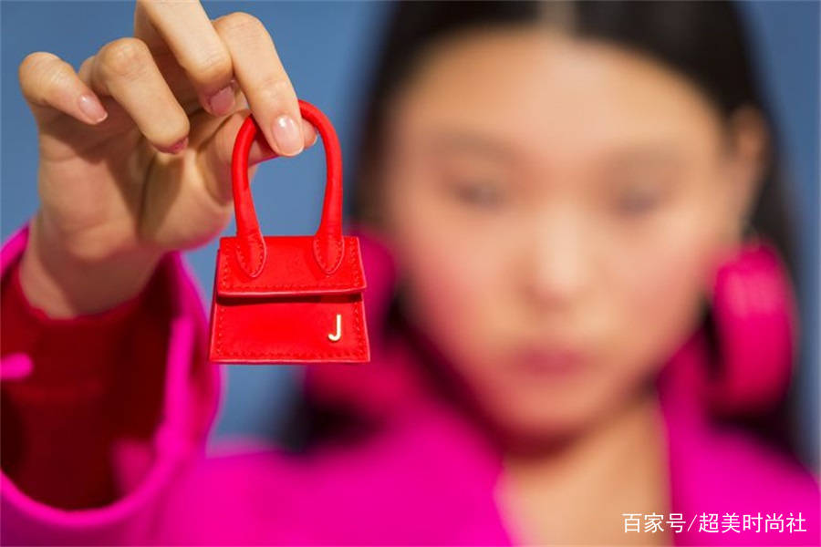 品牌|盘点时装周“奇葩”单品，手指大的mini包能装什么？网友：装可爱