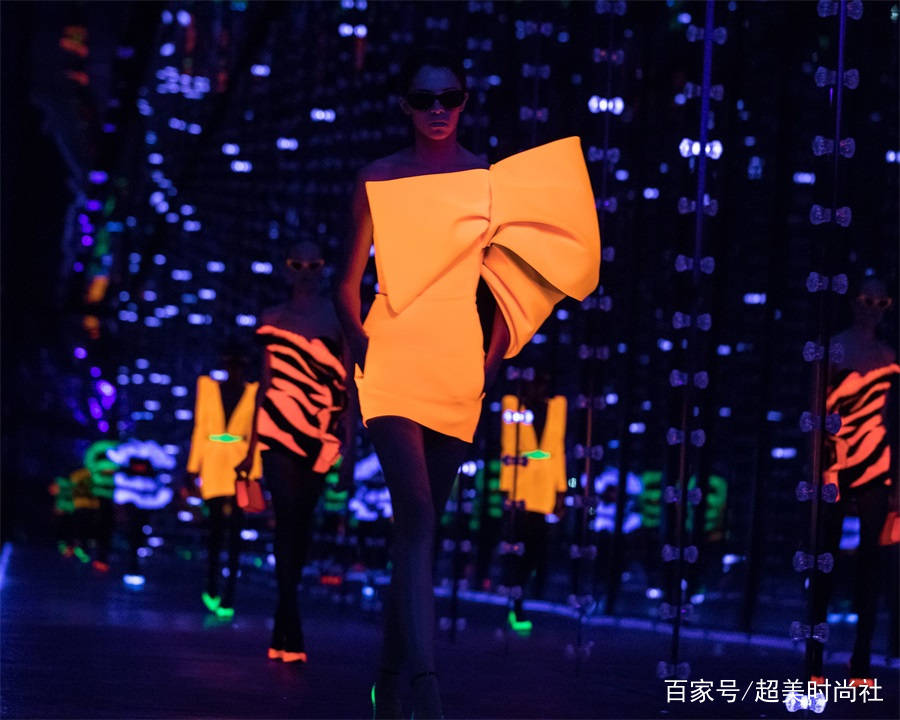 品牌|盘点时装周“奇葩”单品,手指大的mini包能装什么?网友:装可爱