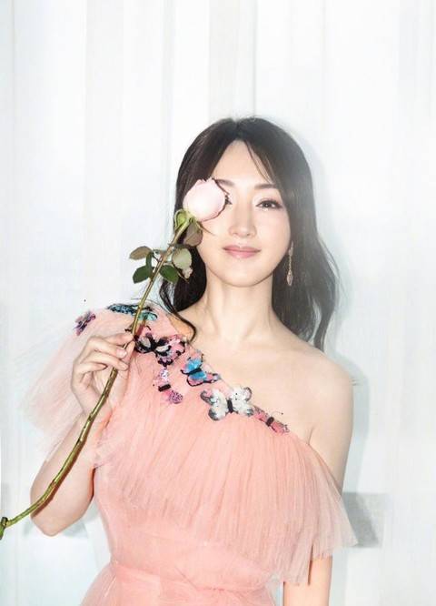 女生|杨钰莹终于“扮嫩”成功，一袭白色礼服温婉可爱，扎丸子头像少女！