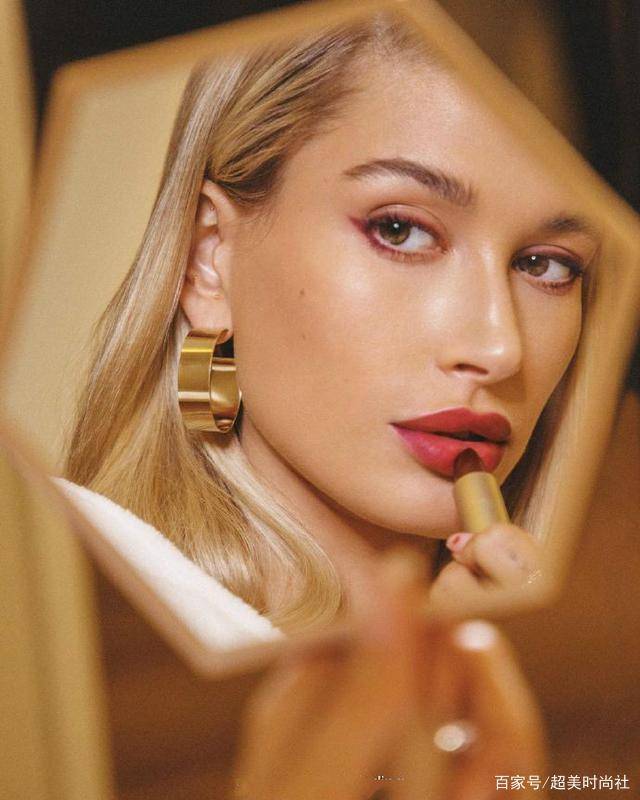 黑色|皮裤紧身衣玩机车风，赛琳娜造型翻车，形象输给海莉但五官似比伯