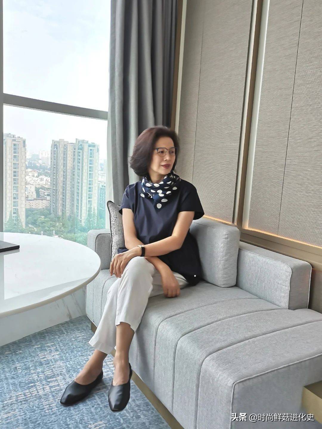 装饰性|这才是60岁女人流行的夏季打扮，掌握这4个穿衣法则，简约而优雅