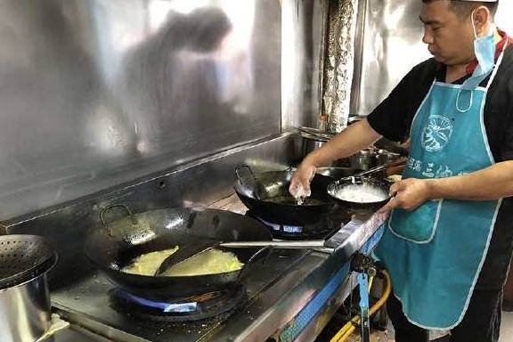 下锅|从这里打包4盒炒菜，回家路上，我没忍住偷吃了好几口！