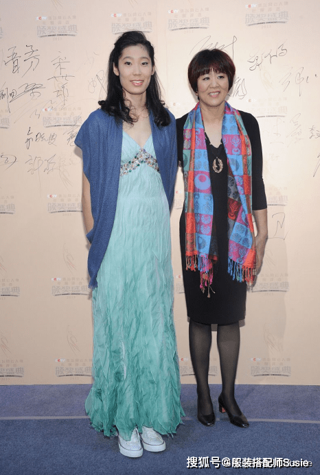 中国女排|中国女排朱婷原来还有这一面？深V礼服大秀身材，时髦感飙升