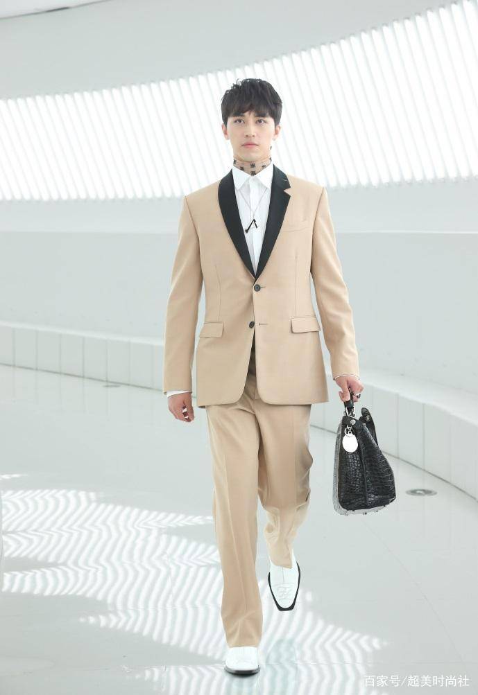 Haruru|时尚博主原来衣品这么差?FENDI放出时尚达人看秀图集体被吐槽