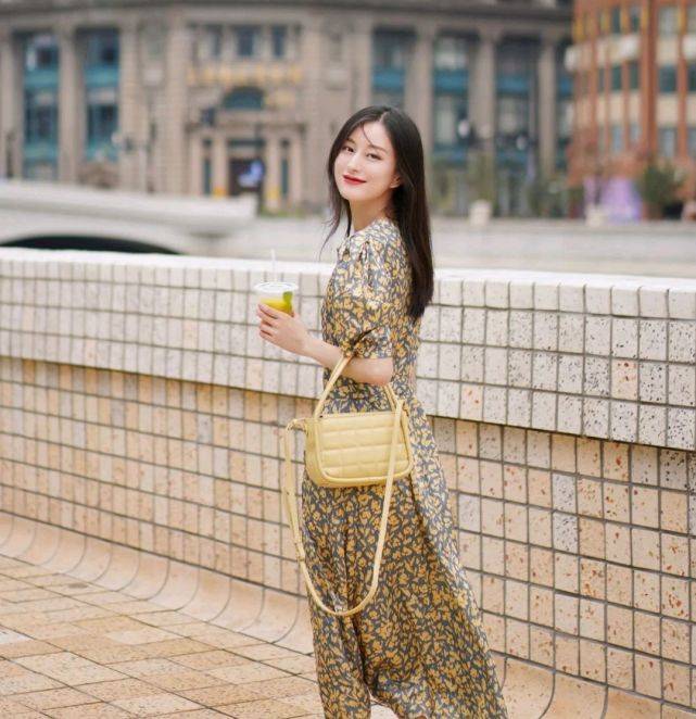 女生|怎么打扮才能变成温柔女孩？合理搭配半身裙，轻松呈现温柔气质