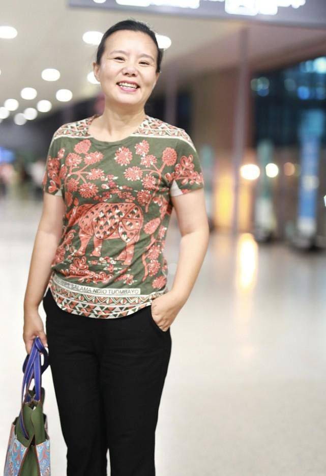 图案|龚琳娜真是不拿自己当名人，穿接地气的花哨T恤，和路人差不多