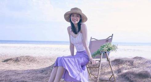 进行|钟楚曦日常秀身材，“草帽＋小吊带”海边标配穿搭，夏日感十足