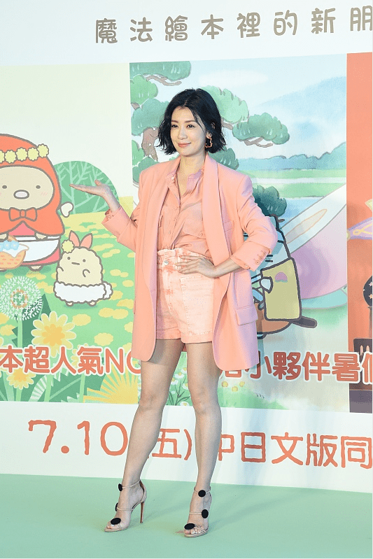 太嫩|贾静雯穿得也太嫩了，全身粉色look真显年轻，说30岁都有人信
