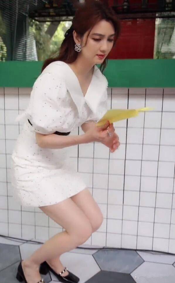 短裙|洪欣穿短裙出镜,美颜后50岁也这么年轻漂亮,但都是假象不真实!