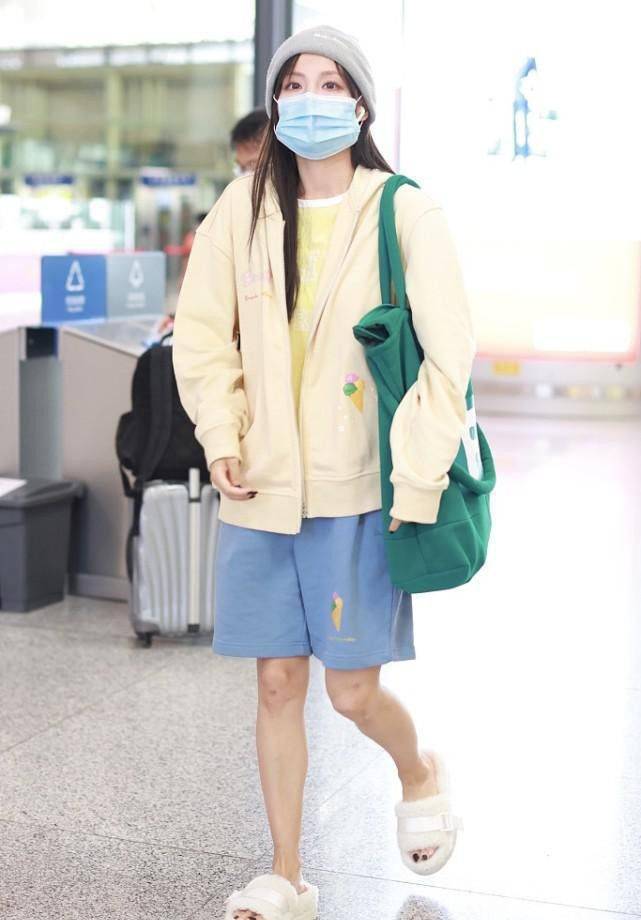 颜色|张嘉倪一身“童装”既视感 衣服休闲又舒适