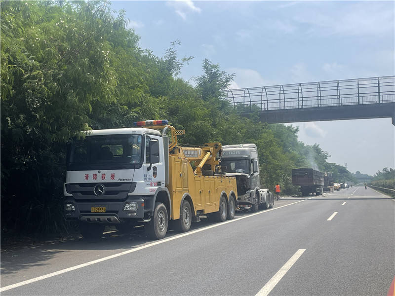 突发!满载32吨危险品的挂车高速路起火,广安消防奋战15小时紧急处置